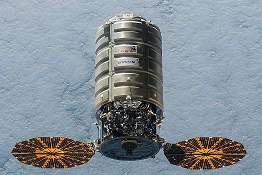 Космонавт поделился фото грузового корабля Cygnus, прибывшего к МКС